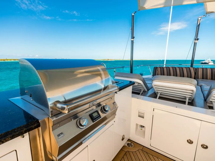 TCB Trinity 164 - sun deck grill TCB Trinity 164 - sun deck grill