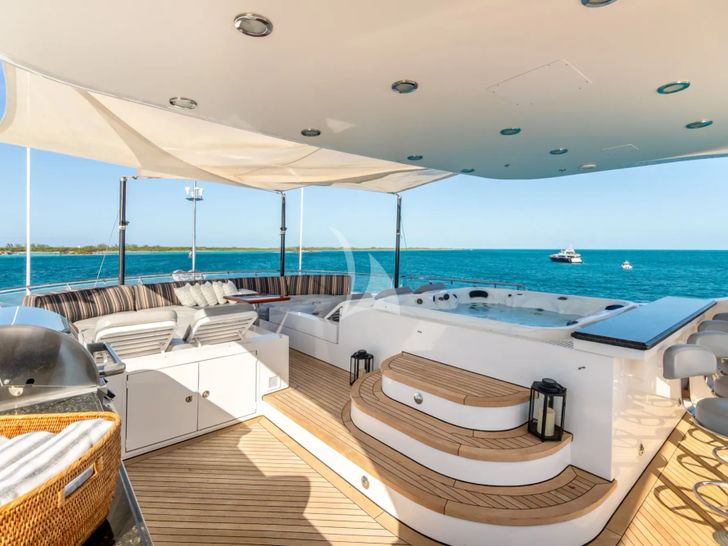 TCB Trinity 164 - sun deck jacuzzi TCB Trinity 164 - sun deck jacuzzi