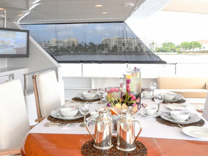 TE MANU Codecasa 49 Bridge Deck Alfresco Dining