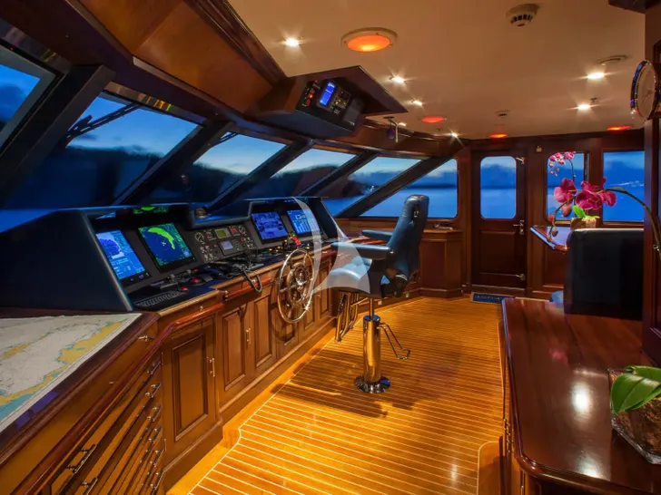 TELEOST Feadship 49m - cockpit TELEOST Feadship 49m - cockpit