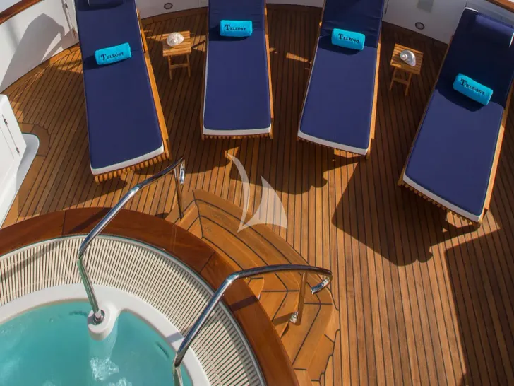 TELEOST Feadship 49m - sundeck jacuzzi and sunbathing area TELEOST Feadship 49m - sundeck jacuzzi and sunbathing area
