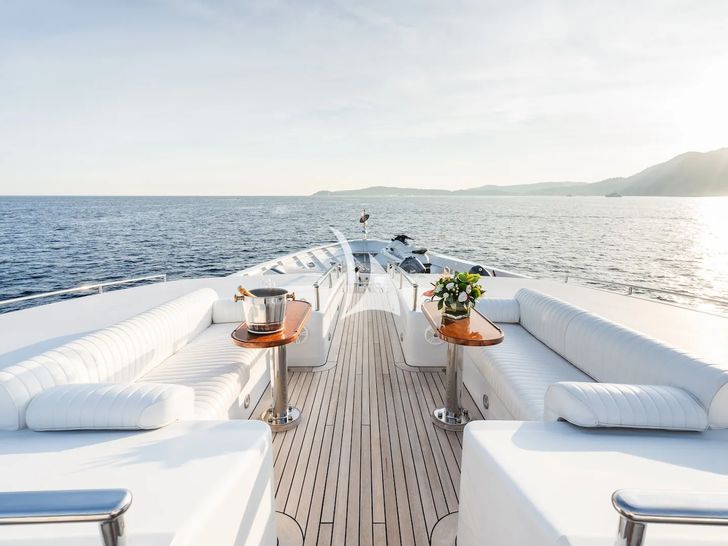 TE MANU Codecasa 49m - foredeck lounge TE MANU Codecasa 49m - foredeck lounge