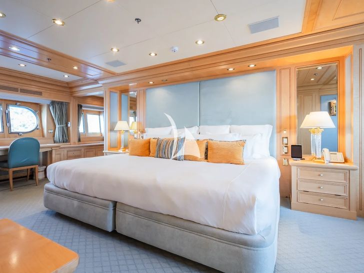TE MANU Codecasa 49m - master cabin bed TE MANU Codecasa 49m - master cabin bed