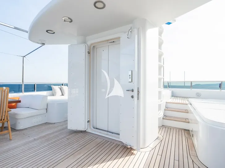 TE MANU Codecasa 49m - sundeck elevator TE MANU Codecasa 49m - sundeck elevator
