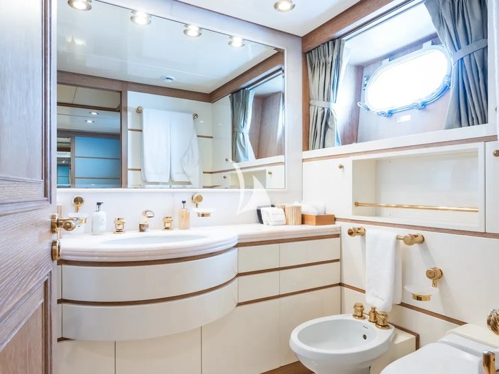 TE MANU Codecasa 49m - twin cabin 2 bathroom TE MANU Codecasa 49m - twin cabin 2 bathroom