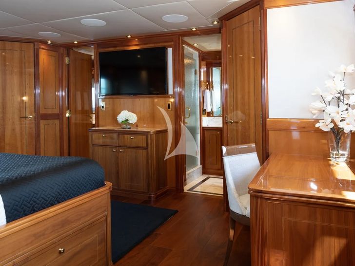 TEMPTATION Palmer Johnson 123 - master cabin TV TEMPTATION Palmer Johnson 123 - master cabin TV