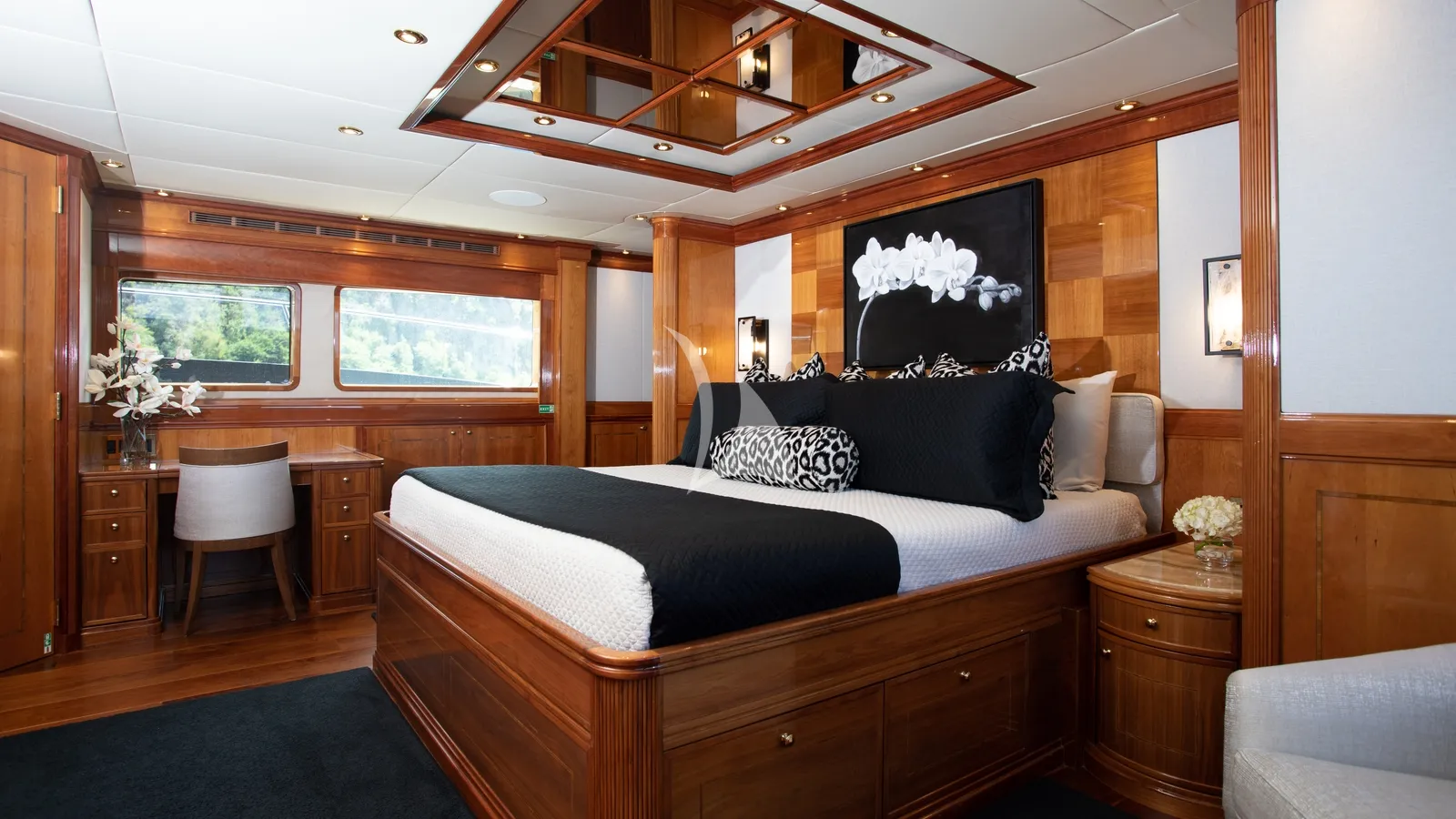 Charter Yacht TEMPTATION - Palmer Johnson 123 - 4 Cabins - Nassau - Exumas - Bahamas