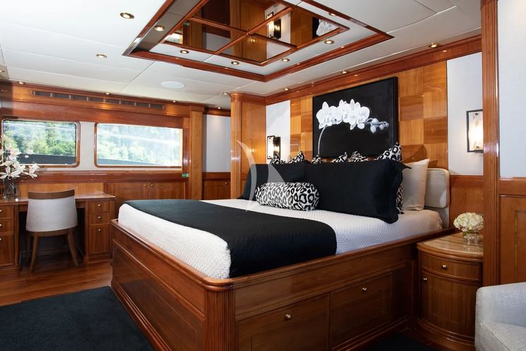 Charter Yacht TEMPTATION - Palmer Johnson 123 - 4 Cabins - Nassau - Exumas - Bahamas
