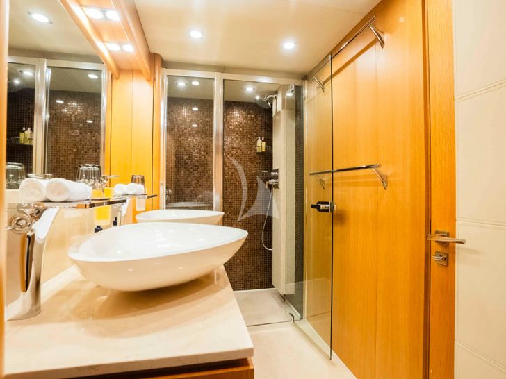 TENACITY Sunseeker 34m - cabin bathroom TENACITY Sunseeker 34m - cabin bathroom