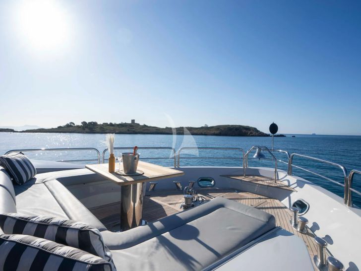 TENACITY Sunseeker 34m - foredeck TENACITY Sunseeker 34m - foredeck