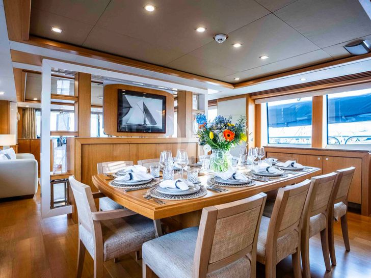 TENACITY Sunseeker 34m - main dining area TENACITY Sunseeker 34m - main dining area