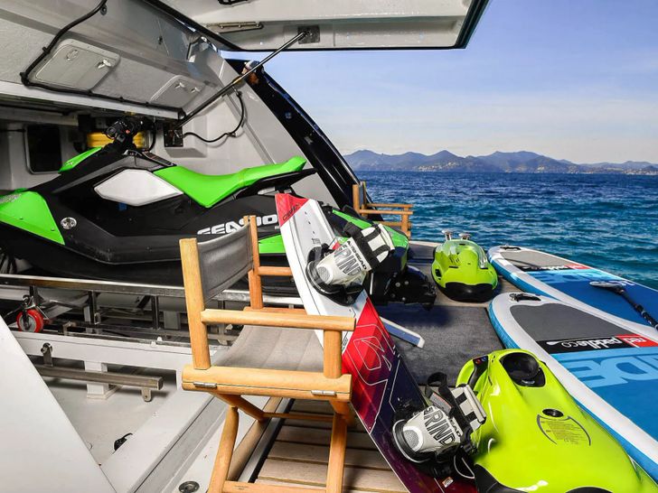 TENACITY Sunseeker 34m - water toys at the beach club TENACITY Sunseeker 34m - water toys at the beach club
