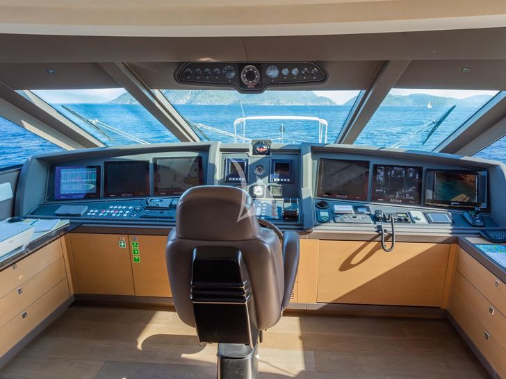 THALYSSA Ferretti Custom Line 124 - cockpit THALYSSA Ferretti Custom Line 124 - cockpit