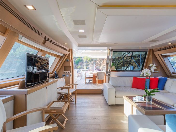 THALYSSA Ferretti Custom Line 124 - main saloon TV THALYSSA Ferretti Custom Line 124 - main saloon TV