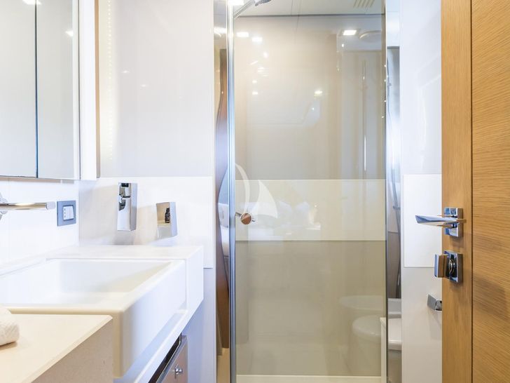 THALYSSA Ferretti Custom Line 124 - twin cabin 1 bathroom THALYSSA Ferretti Custom Line 124 - twin cabin 1 bathroom