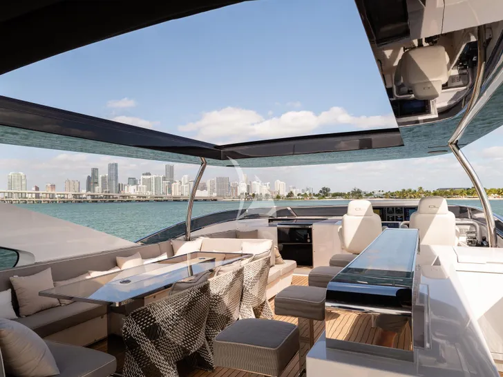 THE PEDDLER- Dreamline 26,flybridge dining THE PEDDLER- Dreamline 26,flybridge dining