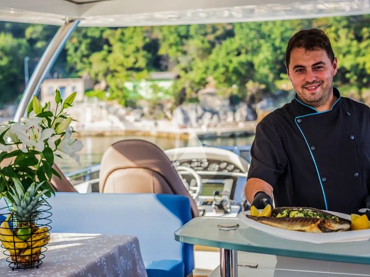 THE BEST WAY Sunseeker 86 - chef in action THE BEST WAY Sunseeker 86 - chef in action