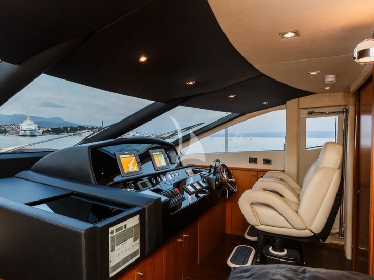 THE BEST WAY Sunseeker 86 - cockpit THE BEST WAY Sunseeker 86 - cockpit