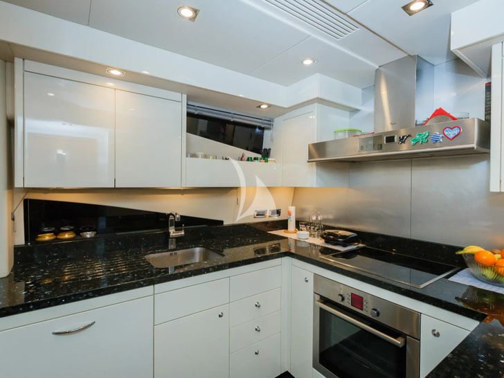 THE BEST WAY Sunseeker 86 - galley THE BEST WAY Sunseeker 86 - galley