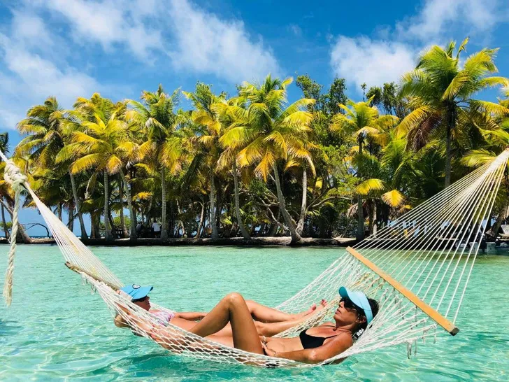 THE BIG LEBOATSKI Fountaine Pajot Aura 51 - hammock by the beach THE BIG LEBOATSKI Fountaine Pajot Aura 51 - hammock by the beach