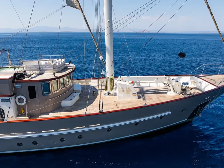 THE LANGLEY Aegean 62m - foredeck THE LANGLEY Aegean 62m - foredeck