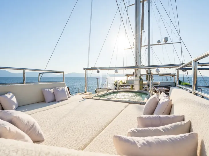 THE LANGLEY Aegean 62m - sundeck sun pads and jacuzzi THE LANGLEY Aegean 62m - sundeck sun pads and jacuzzi