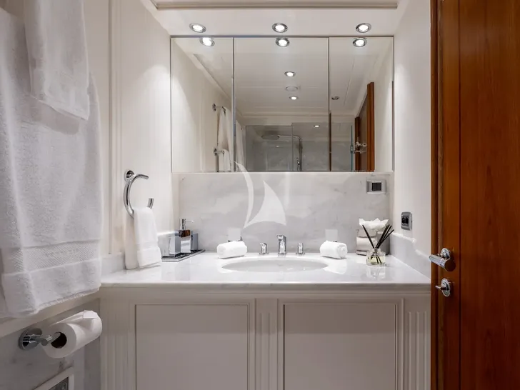 THE LANGLEY Aegean 62m - triple cabin 1 bathroom THE LANGLEY Aegean 62m - triple cabin 1 bathroom