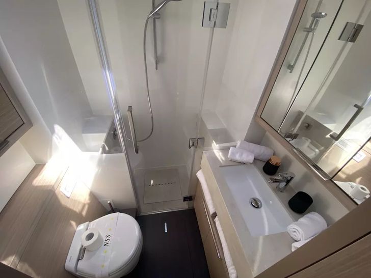 THE MOON Lagoon 55 - cabin 1 bathroom THE MOON Lagoon 55 - cabin 1 bathroom