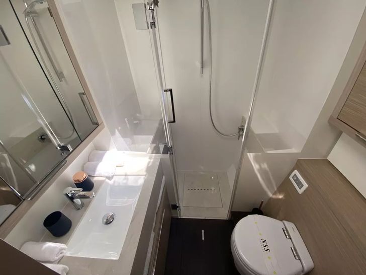 THE MOON Lagoon 55 - cabin 2 bathroom THE MOON Lagoon 55 - cabin 2 bathroom