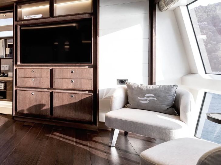 THEOTOKOS VI Sirena 88 - cabin seating and TV THEOTOKOS VI Sirena 88 - cabin seating and TV