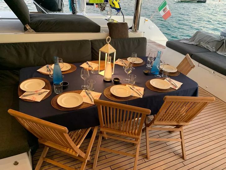 THE SUN Lagoon 620 - aft deck dining set up THE SUN Lagoon 620 - aft deck dining set up