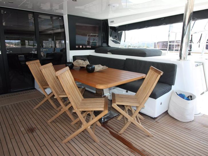 THE SUN Lagoon 620 - aft deck dining THE SUN Lagoon 620 - aft deck dining