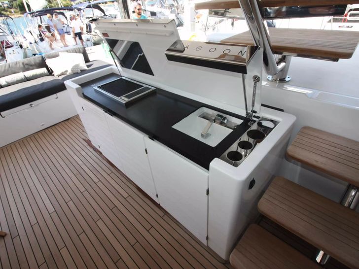 THE SUN Lagoon 620 - aft deck kitchenette THE SUN Lagoon 620 - aft deck kitchenette