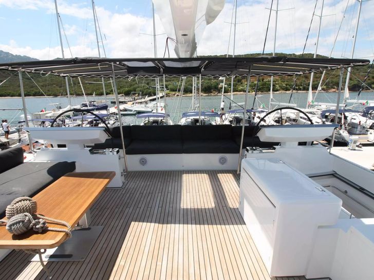 THE SUN Lagoon 620 - flybridge aft THE SUN Lagoon 620 - flybridge aft