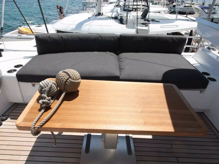 THE SUN Lagoon 620 - flybridge seating and dining THE SUN Lagoon 620 - flybridge seating and dining