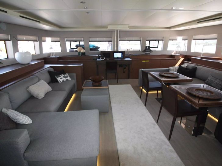 THE SUN Lagoon 620 - saloon seating and dining area THE SUN Lagoon 620 - saloon seating and dining area