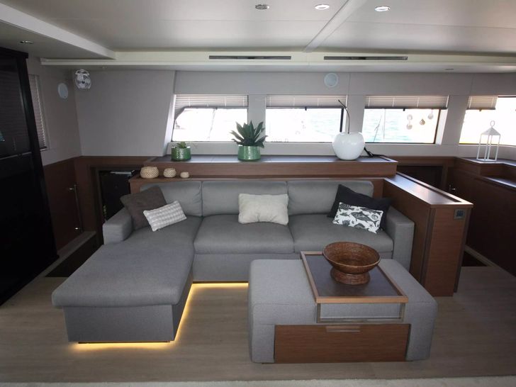THE SUN Lagoon 620 - saloon seating area THE SUN Lagoon 620 - saloon seating area
