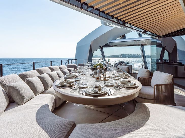 THIS IS IT Tecnomar Radical 43 m - alfresco dining area THIS IS IT Tecnomar Radical 43 m - alfresco dining area
