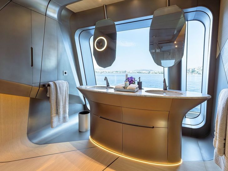 THIS IS IT Tecnomar Radical 43 m - master cabin bathroom THIS IS IT Tecnomar Radical 43 m - master cabin bathroom