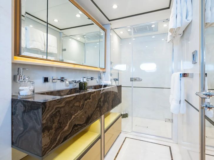 THUMPER Sunseeker 40m - VIP cabin 1 bathroom THUMPER Sunseeker 40m - VIP cabin 1 bathroom