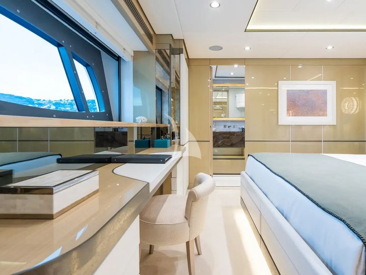 THUMPER Sunseeker 40m - VIP cabin 1 work area THUMPER Sunseeker 40m - VIP cabin 1 work area