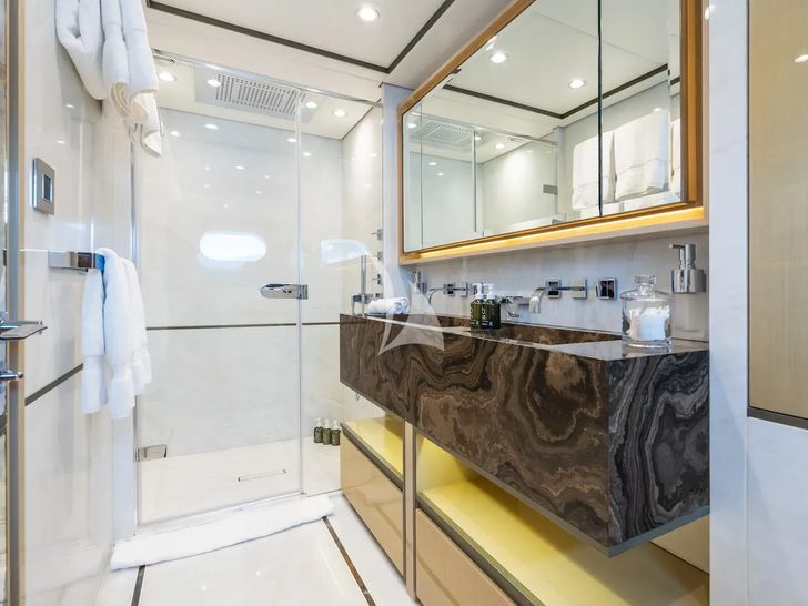 THUMPER Sunseeker 40m - VIP cabin 2 bathroom THUMPER Sunseeker 40m - VIP cabin 2 bathroom