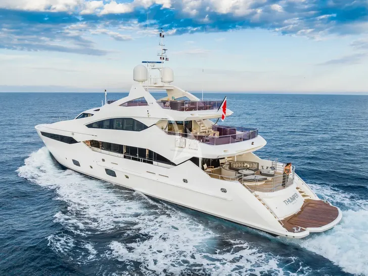THUMPER Sunseeker 40m - cruising aft view THUMPER Sunseeker 40m - cruising aft view