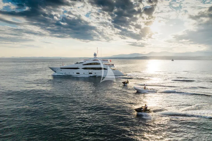 Charter Yacht THUMPER - Sunseeker 40m - 5 Cabins - Cannes - Nice - Antibes - St Tropez - French Riviera - Monaco