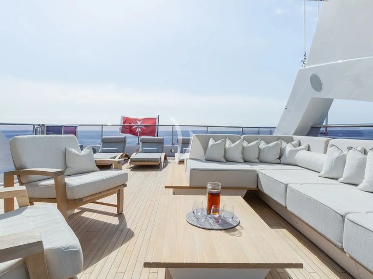 THUMPER Sunseeker 40m - flybridge lounging area THUMPER Sunseeker 40m - flybridge lounging area