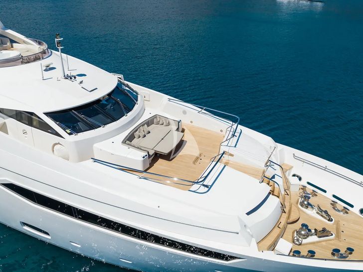 THUMPER Sunseeker 40m - foredeck THUMPER Sunseeker 40m - foredeck