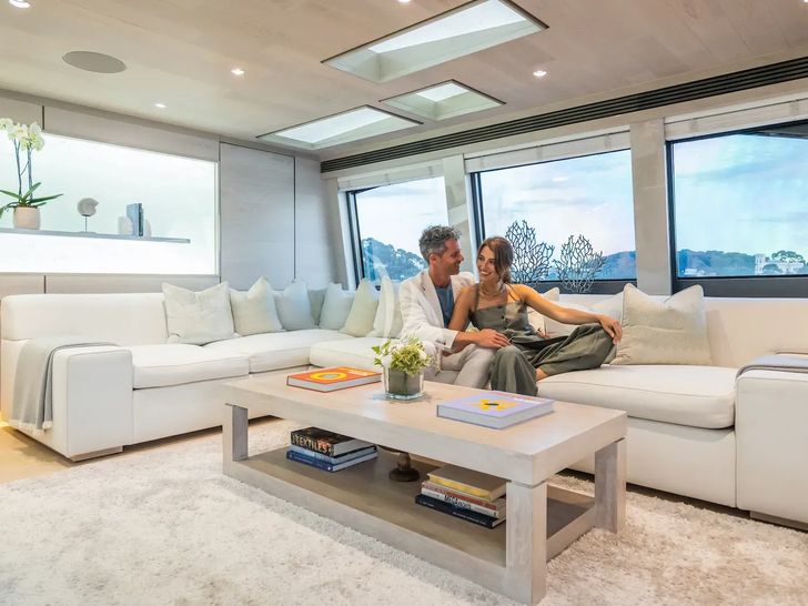 THUMPER Sunseeker 40m - guests in the sky lounge THUMPER Sunseeker 40m - guests in the sky lounge