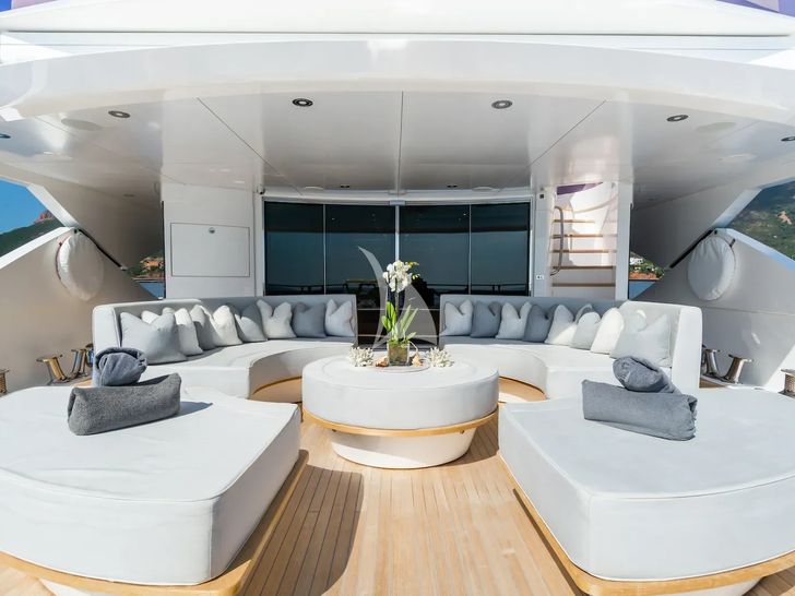 THUMPER Sunseeker 40m - main deck aft lounge THUMPER Sunseeker 40m - main deck aft lounge