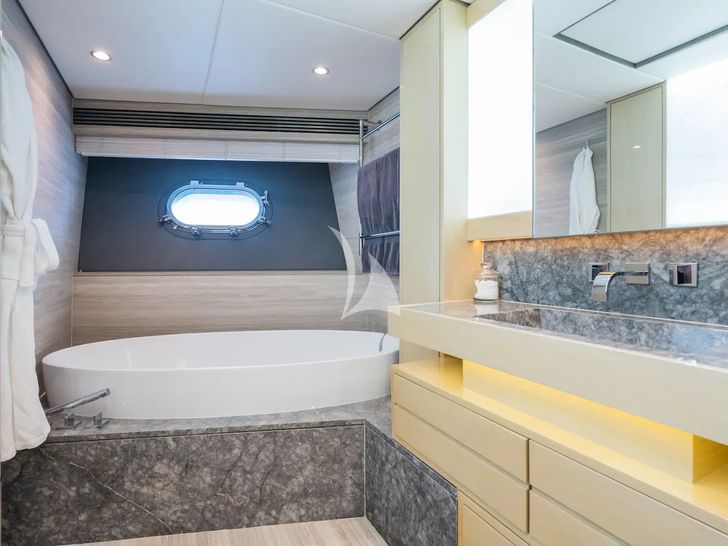 THUMPER Sunseeker 40m - master cabin bath tub THUMPER Sunseeker 40m - master cabin bath tub