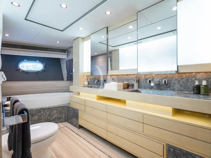 THUMPER Sunseeker 40m - master cabin bathroom THUMPER Sunseeker 40m - master cabin bathroom